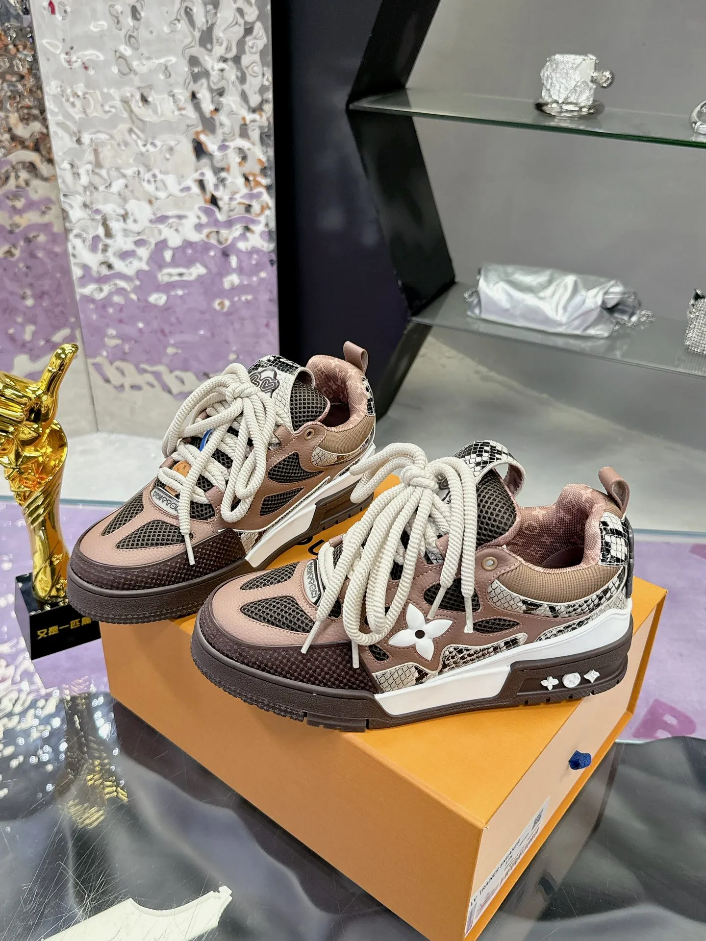 Men's shoes 💰900❤️❤️❤️ 𝙇𝙑 Bread shoes have added new colors 💓 Craftsmanship series 𝟐𝟎𝟐5/𝐒𝐒 𝐧𝐞𝐰 Louis Vuitton catwalk skate shoes are popular, LOUIS VUITTON Trainer is undoubtedly one of the most successful Sneakers launched by luxury brands, but the pace of exploration will not stop. LOUISVUITTON will also bring a new series of skateboard shoes in the spring of 2025. The new series in the picture returns to the 90s Chunky Skate Shoes look and feel. The uppers are made of leather and mesh. The fat silhouette and thick shoelaces are very eye-catching. It is expected to have quite a few colors like the Trainer. Judging from the previous DIOR show skate shoes, this chunky style may be even stronger next year. 💎 Size: Female 35-40 Male 39-46